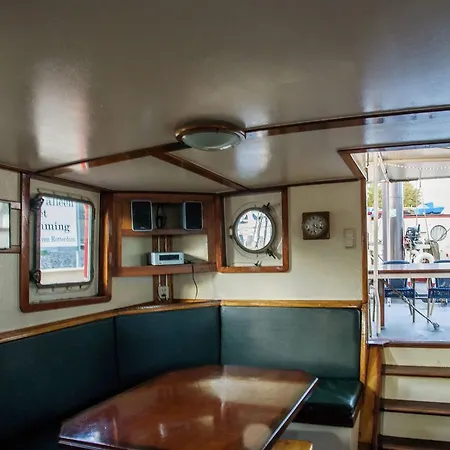 Unique House On Boat In Πλωτό κατάλυμα