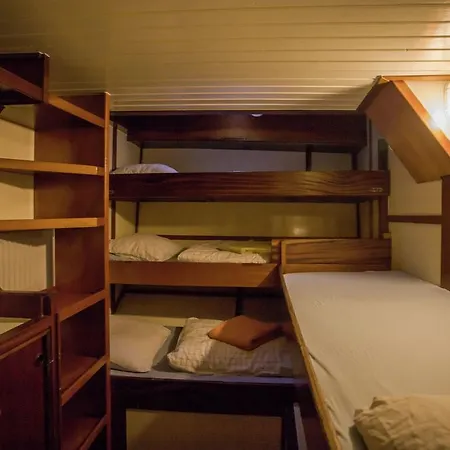 Unique House On Boat In Πλωτό κατάλυμα Ρότερνταμ